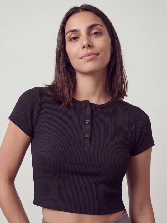 Minimal Henley Crop - black